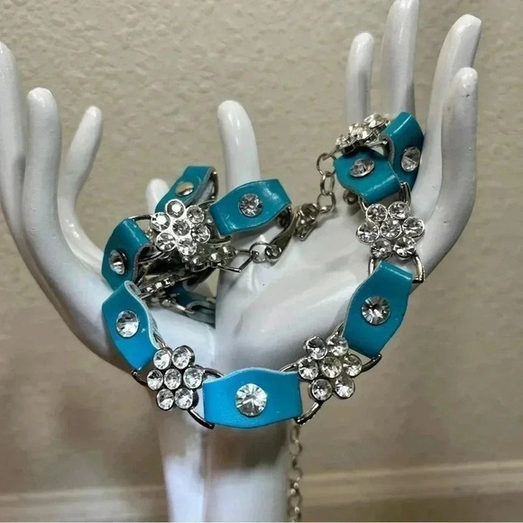 Teen Girl's Rhinestone Floral Design with Turquoise Leather Tabs Chainlink Belt - Picture 5 of 14